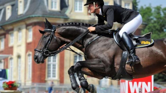 paard-laechelnd-zum-sieg-eva-bitter-auf-stakkato-vor-defull